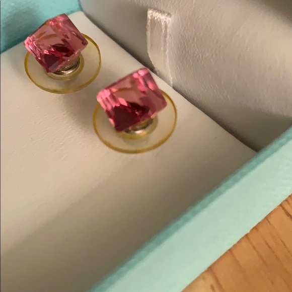 Pink cube stud earrings - Picture 2 of 4